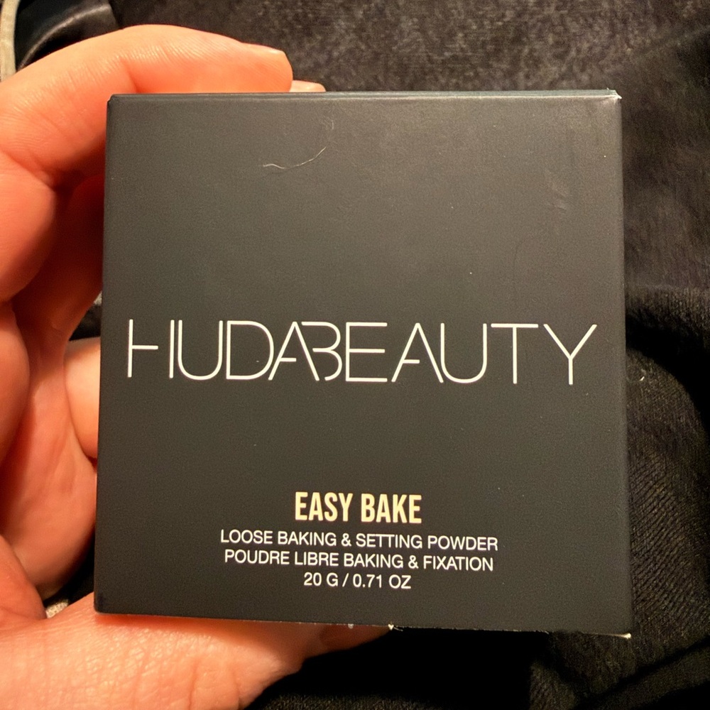 HUDA BEAUTY Easy Bake Loose Setting Powder - Black and Gold